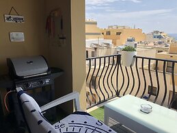 Sea View 2 Bed Apartment Close to Beach