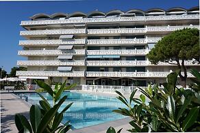 Beautiful Beachfront Apartment-pool-ac by Beahost Rentals