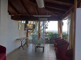 Room in B&B - Spacious Double Room a Stone Throw From the sea