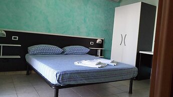 Room in B&B - Spacious Double Room a Stone Throw From the sea