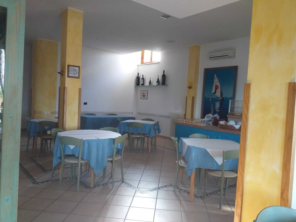 Room-spacious Triple Room a Stones Throw