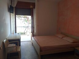 Room-spacious Triple Room a Stones Throw