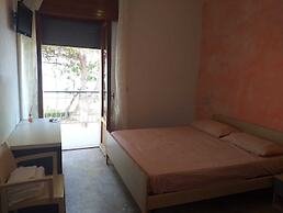Room-spacious Triple Room a Stones Throw
