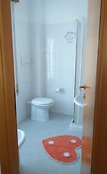 Room-spacious Triple Room a Stones Throw