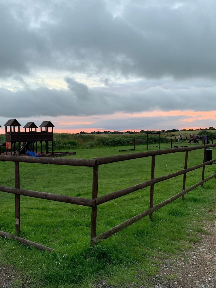 Caravan - Sleeps 6 - Patio, Parking
