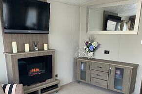 Caravan - Sleeps 6 - Patio, Parking