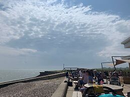 Caravan - Sleeps 6 - Patio, Parking