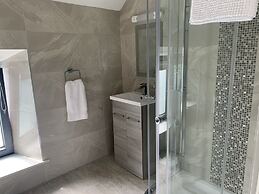 Farm House - Sleeps 7 - Garden - Parking