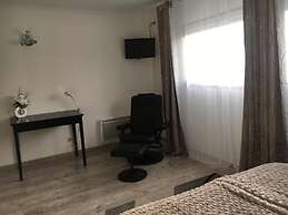 Hotel Mervil Airport