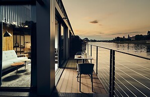 New Port Hotel