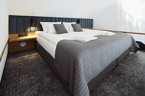 New Port Hotel
