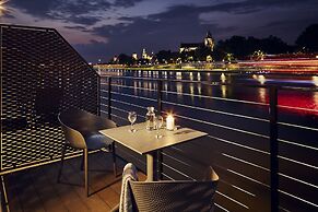 New Port Hotel