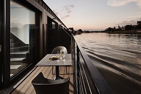 New Port Hotel