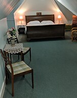 Huntingball Lodge