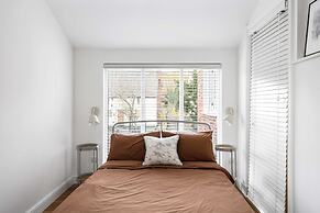 Pet Friendly With Enclosed Leafy Outdoor Space