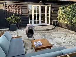 Pet Friendly With Enclosed Leafy Outdoor Space