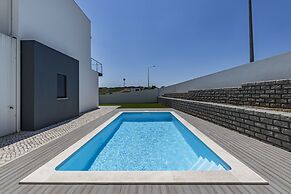 4 Bed Villa - Sleeps 8 - Pool - Garden - Parking