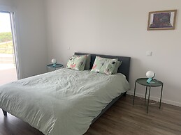 4 Bed Villa - Sleeps 8 - Pool - Garden - Parking