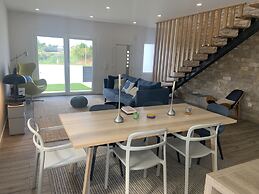 4 Bed Villa - Sleeps 8 - Pool - Garden - Parking
