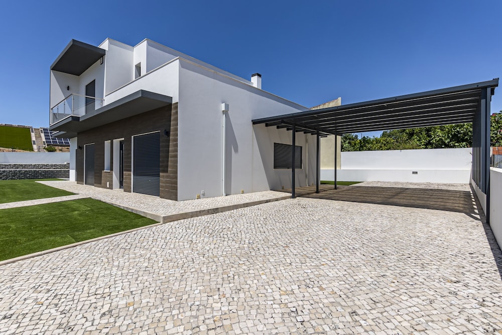 4 Bed Villa - Sleeps 8 - Pool - Garden - Parking