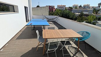 4 Bed Villa - Sleeps 8 - Pool - Garden - Parking