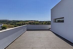 4 Bed Villa - Sleeps 8 - Pool - Garden - Parking