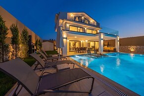 Luxury 4-bed Villa With Private Pool and Jacuzzi