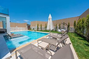 Luxury 4-bed Villa With Private Pool and Jacuzzi