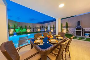 Luxury 4-bed Villa With Private Pool and Jacuzzi