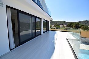 Luxury 4-bed Villa With Private Pool and Jacuzzi