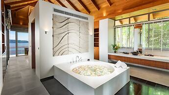 Villa Chelay - Luxury Waterfront Villa