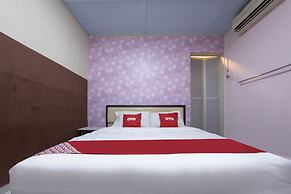 Spot On 90305 Hen Hen Hotel