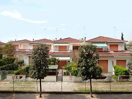 Cozy Villa With Private Garden-beahost