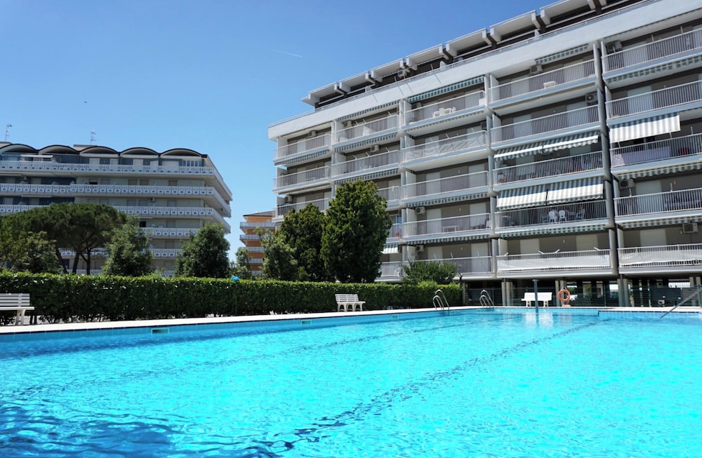 Welcoming Flat With Pool View Balcony