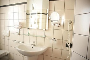 Room in Guest Room - Bright and Spacious Double-room