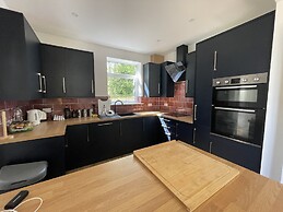 Inviting 5-bed House in Eastbourne