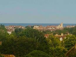 Inviting 5-bed House in Eastbourne
