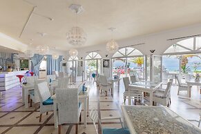 Aphrodite Beachfront Hotel