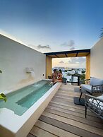 Hive Cancun by G Hotels