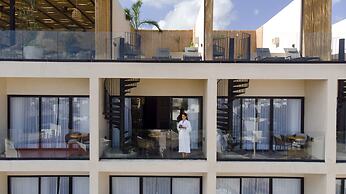 Hive Cancun by G Hotels