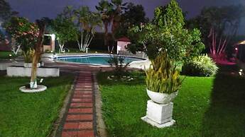 Inviting 14-bed Villa, Sleeps 29, Parking