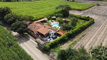 Inviting 14-bed Villa, Sleeps 29, Parking