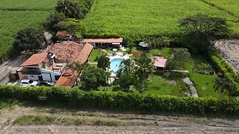 Inviting 14-bed Villa, Sleeps 29, Parking