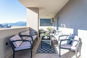 Luxury Modern Penthouse w Jacuzzi & Huge Terrace