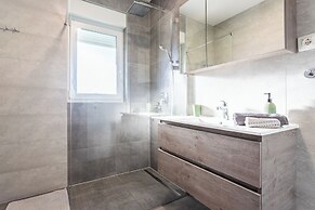 Luxury Modern Penthouse w Jacuzzi & Huge Terrace