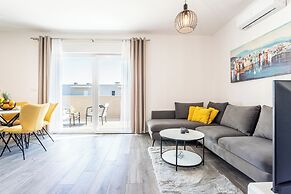 Luxury Modern Penthouse w Jacuzzi & Huge Terrace