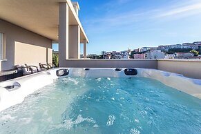 Luxury Modern Penthouse w Jacuzzi & Huge Terrace