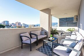 Luxury Modern Penthouse w Jacuzzi & Huge Terrace