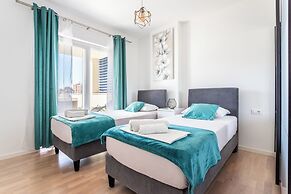 Luxury Modern Penthouse w Jacuzzi & Huge Terrace