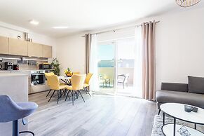 Luxury Modern Penthouse w Jacuzzi & Huge Terrace